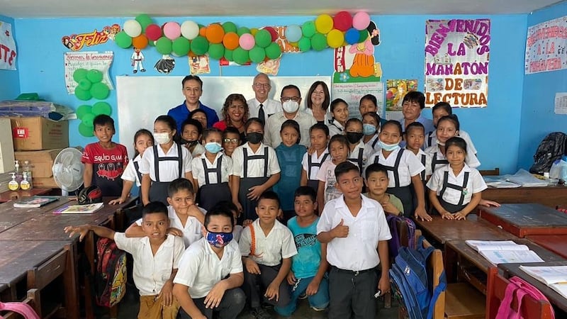 Alunos de uma escola na região de Ucayali no Peru, tiram uma foto durante uma visita de representantes da Igreja que entregaram materiais doados, em 27 de setembro de 2022.