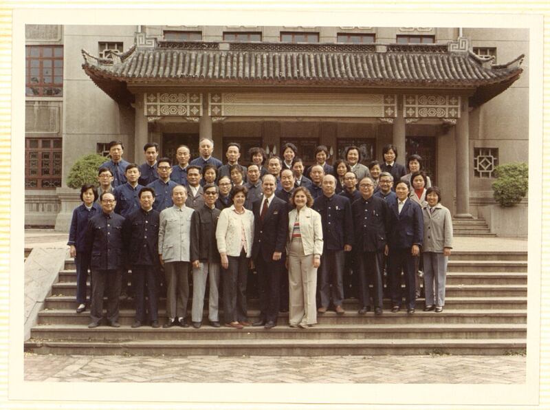 O time do Dr. Russell M. Nelson se reúne com profissionais médicos na frente da Faculdade Médica de Shandong em Jinan, China, em setembro de 1980.