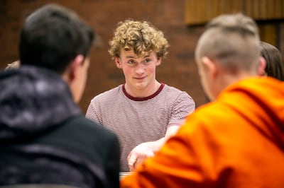 Lucas Hansen fala com outros jovens da ala Willow Creek 6, estaca Sandy Utah Willow Creek de A Igreja de Jesus Cristo dos Santos dos Últimos Dias, enquanto se reúnem para jogar na quarta-feira, dia 22 de janeiro, 2020.