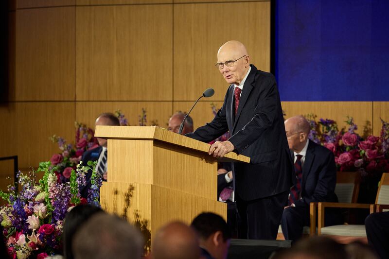 Presidente Dallin H. Oaks, primeiro conselheiro na Primeira Presidência de A Igreja de Jesus Cristo dos Santos dos Últimos Dias, discursa durante uma reunião sacramental especial, realizada no final do Seminário para Novos Líderes de Missão de 2023, em 25 de junho de 2023.