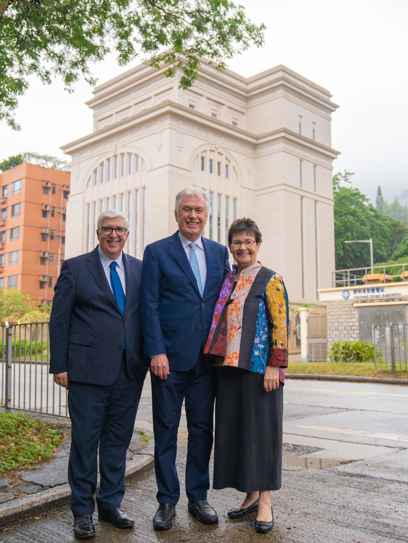 Élder Dieter F. Uchtdorf, ao centro, Síster Harriet Uchtdorf, à direita, e Élder José A. Teixeira, à esquerda, são fotografados no Templo de Hong Kong.