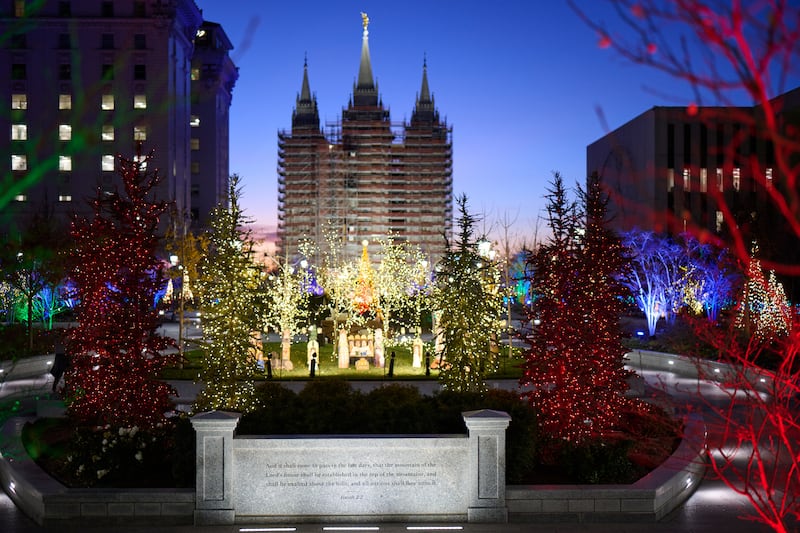 Luzes e decorações de Natal estão em exibição na Praça do Templo em Salt Lake City na segunda-feira, 24 de novembro de 2025.