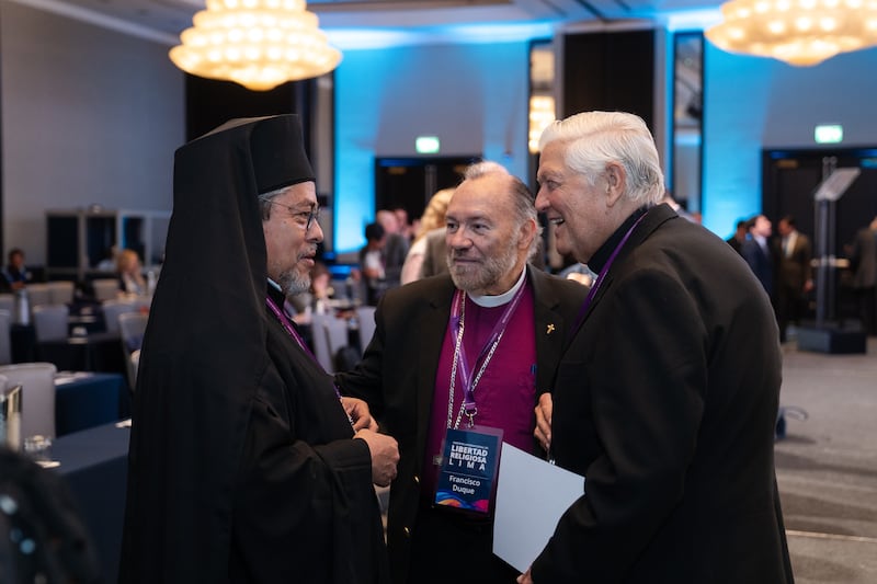 Três líderes de fé conversam enquanto assistem ao primeiro Simpósio Internacional sobre Liberdade Religiosa em Lima, Peru, 4-5 de agosto de 2026.