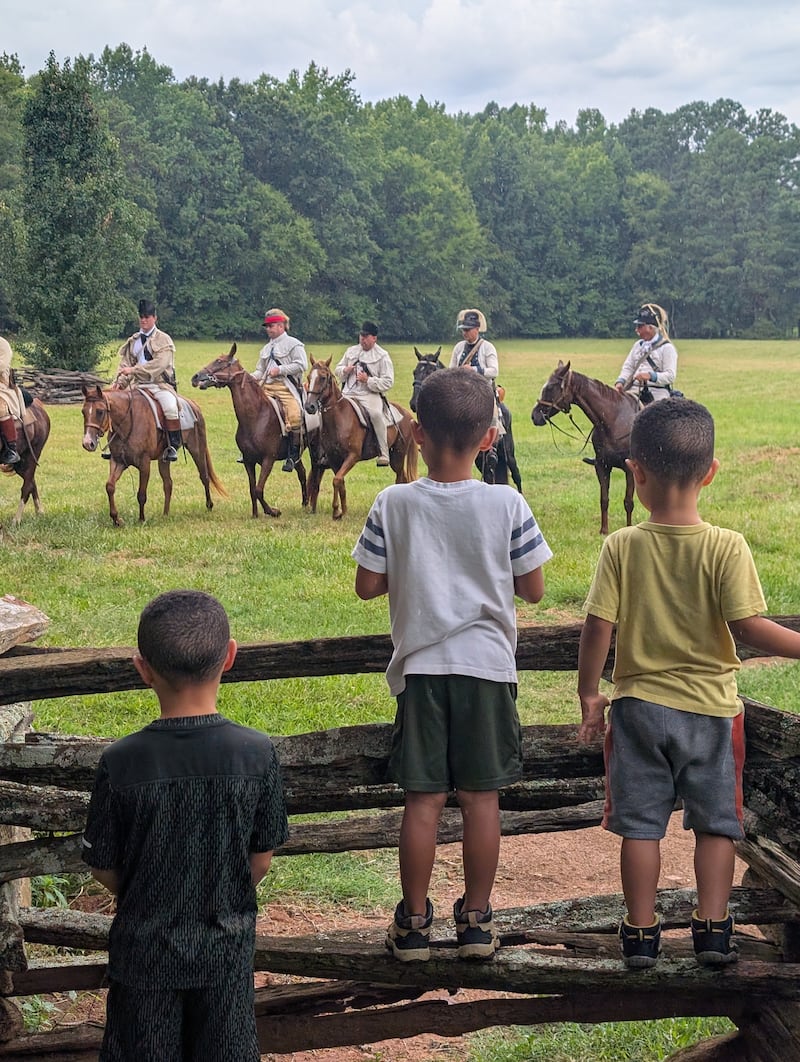 Os três filhos de Vanessa Duerson assistem a uma apresentação em Historic Brattonsville em McConnells, Carolina do Sul, em 11 de julho de 2026.