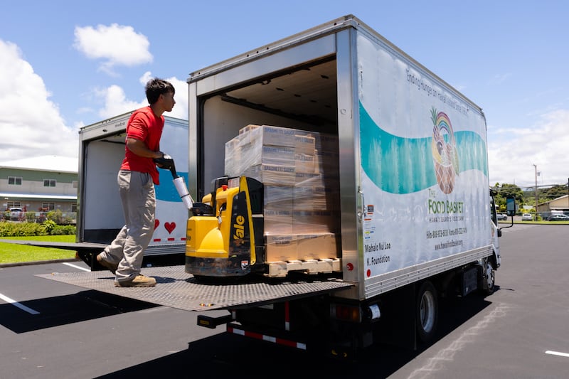 Membros d'A Igreja de Jesus Cristo dos Santos dos Últimos Dias descarregam doações de alimentos da Igreja em Hilo, Havaí, em 13 de junho de 2026. O Havaí é o 50º estado a receber uma doação em homenagem ao 250º aniversário dos Estados Unidos.
