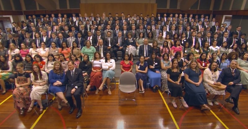Presidente Bonnie H. Cordon, presidente geral das Moças, fala em uma mensagem pré-gravada para jovens e jovens adultos solteiros de todo o Brasil, durante a abertura do MeetUp, em 2 de novembro de 2022.