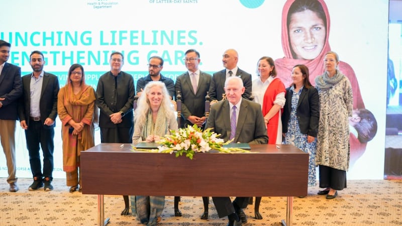 Élder Kelly R. Johnson, um Setenta Autoridade Geral e Presidente da Área Asiática da Igreja, e Pernille Ironside, representante da UNICEF no Paquistão, posam para uma foto no anúncio da doação de US$ 1,2 milhão da Igreja ao esforço da UNICEF para apoiar o atendimento neonatal e recém-nascido no Paquistão em Islamabad, Paquistão, em 31 de agosto de 2026.