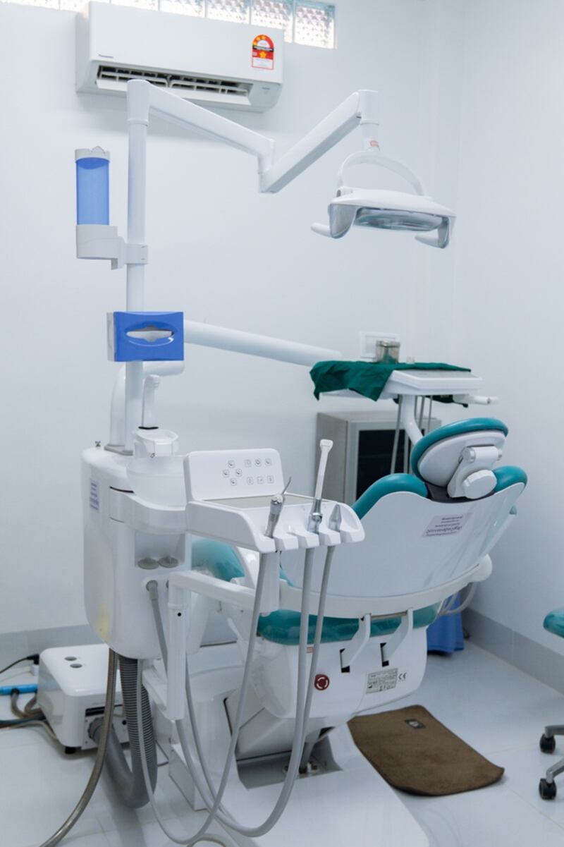 O novo prédio ambulatorial, doado pela Igreja de Jesus Cristo dos Santos dos Últimos Dias, inclui uma clínica odontológica completa com equipamentos e móveis de última geração no complexo do Hospital de Referência Preah Net Preah na província de Banteay Meanchey, no noroeste do Camboja, em 26 de fevereiro de 2026.
