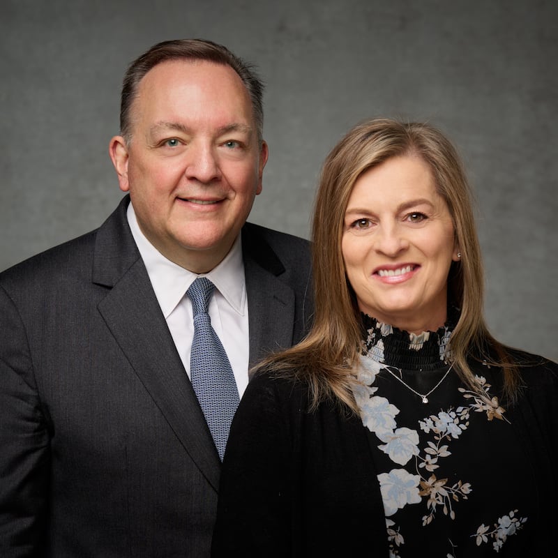 Todd G. Keeney e Melanie Keeney, que servirão como presidente e companheira da Missão Kentucky Louisville a partir de julho de 2026.