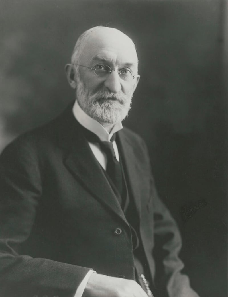 Um retrato do Presidente Heber J. Grant tirado pelo Harstook Photo Studio.