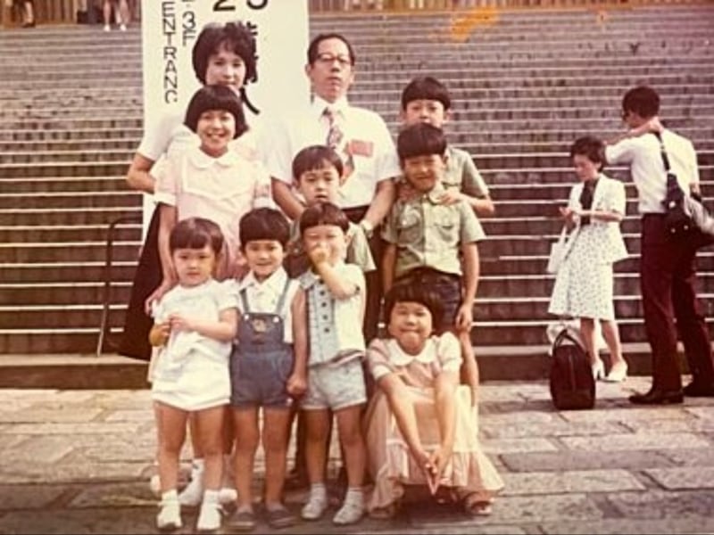 Fotografia da família Tokuzawa e amigos na Conferência da Área do Japão de 9 de agosto de 1975. Seiji Tokuzawa tinha 10 anos de idade.