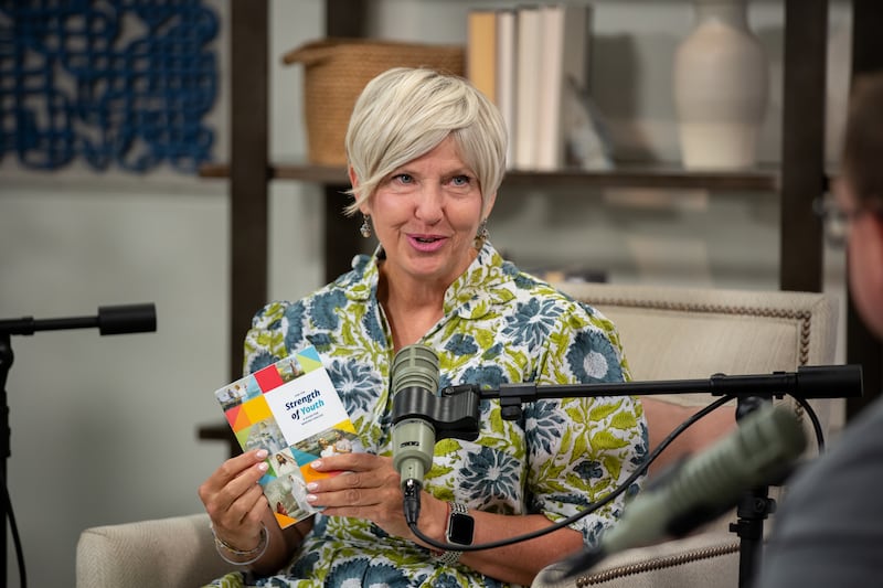 A presidente geral das Moças, Emily Belle Freeman, segura uma cópia do guia "Para a Força da Juventude" e fala durante uma gravação do podcast Church News lançado segunda-feira, 31 de agosto de 2026.