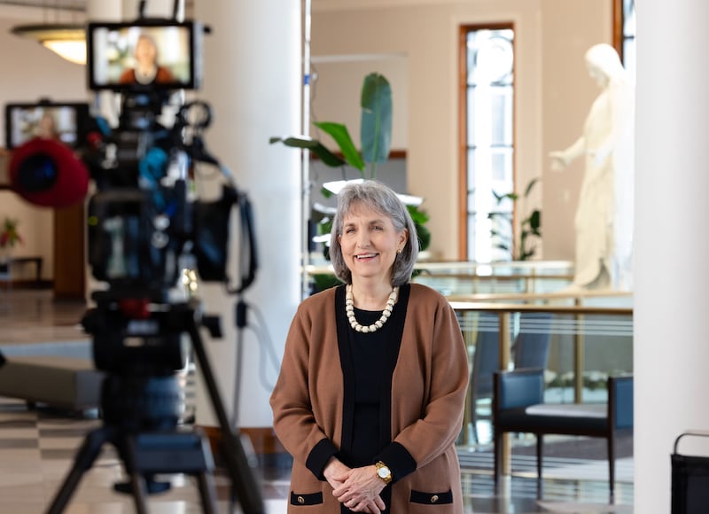 Irmã J. Anette Dennis discursa no Centro de Conferências de Salt Lake City durante a gravação do devocional mundial da Sociedade de Socorro de 2026.