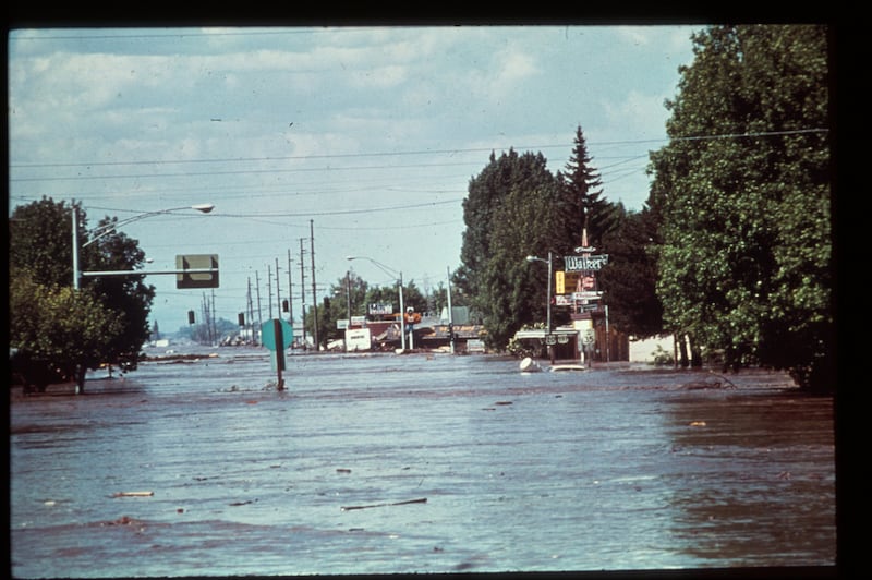 Uma foto da North 200 East de Rexburg inundada após o colapso da Barragem de Teton no sábado, 5 de junho de 1976.
