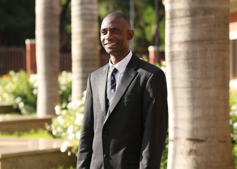 Kilford Shereni está nos terrenos do Templo de Harare Zimbabwe.