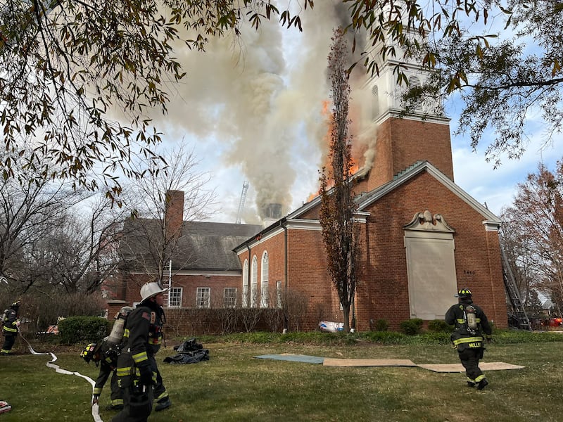 Equipes estão combatendo um incêndio que começou em uma capela santo dos últimos dias em Chevy Chase, Maryland, na segunda-feira, 20 de novembro de 2023.