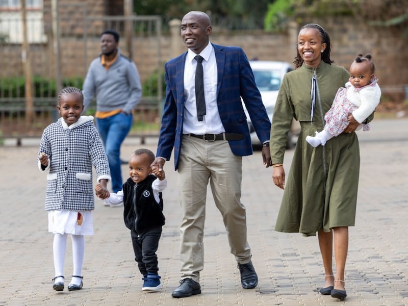 A família Muange de cinco pessoas chega ao Centro de Estaca Nairobi Quênia Oeste para a conferência de estaca no domingo, 22 de março de 2026.