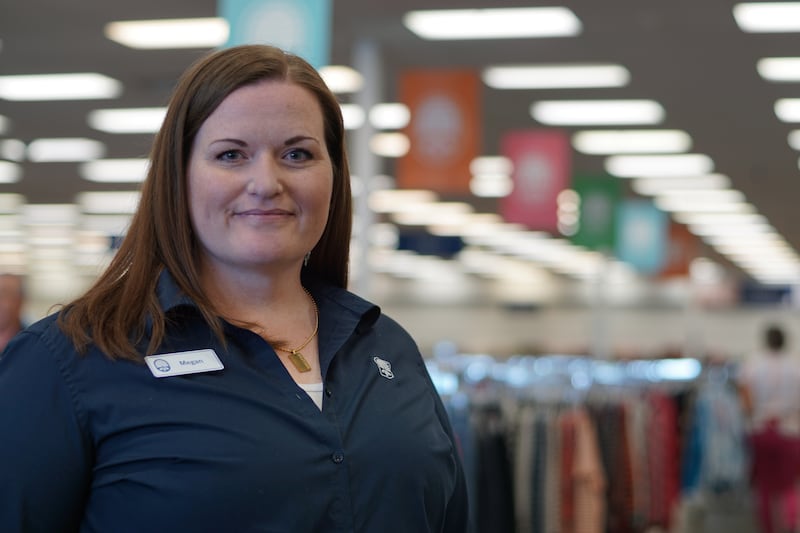 Megan Burt, diretora das Indústrias Deseret e dos Serviços de Emprego, visita a loja das Indústrias Deseret em Layton, Utah, em 25 de julho de 2023.