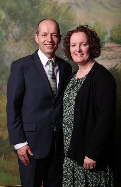 Élder Christophe G. Giraud-Carrier, Setenta Autoridade Geral, e sua esposa, a irmã Isabelle Giraud-Carrier, posam para fotos no Edifício de Escritórios da Igreja em Salt Lake City na segunda-feira, 3 de abril de 2023.
