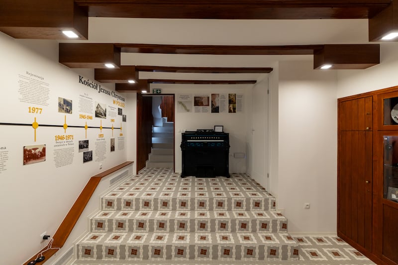 A Exposição sobre a História da Igreja, parte do centro de visitantes Nowy Świat em Varsóvia, Polônia, apresenta um órgão reformado utilizado na primeira capela da Igreja na Polônia, localizada em Zełwągi e dedicada em 1929.