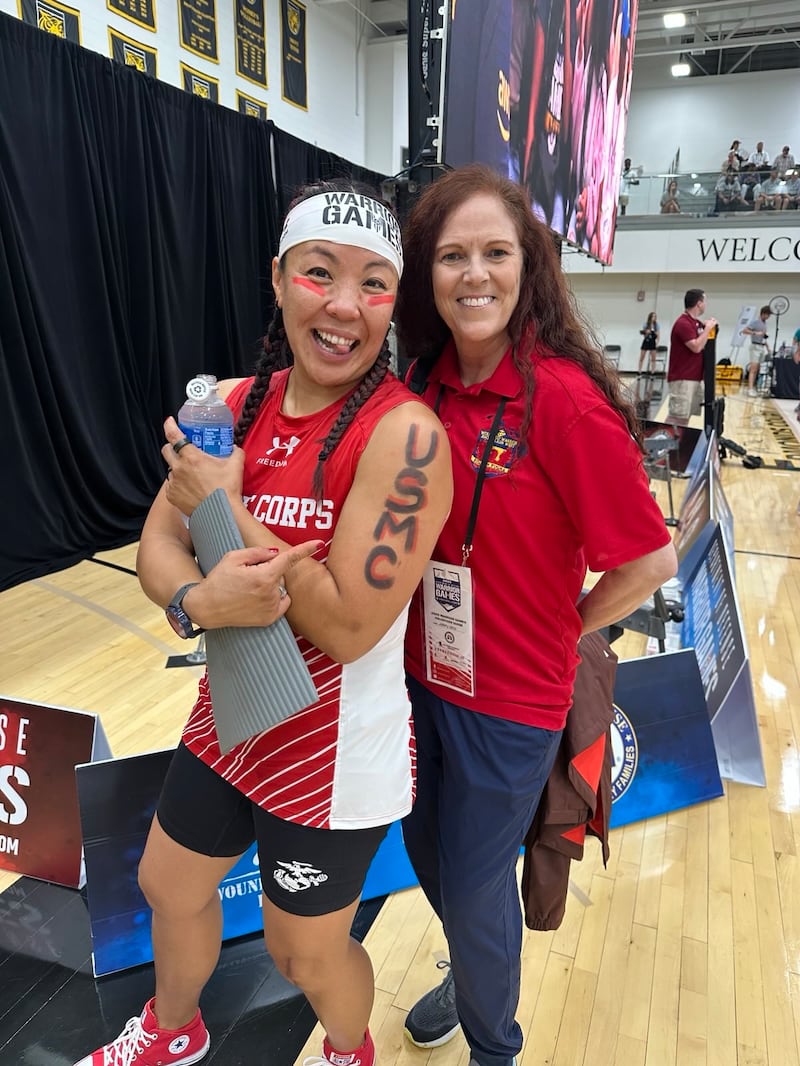 O Major aposentado da Marinha dos EUA Yen Soto, à esquerda, tira uma foto com a Tenente-Coronel aposentada Mary Kate Flatley Morreli durante a competição de remo nos Jogos dos Guerreiros de 2025 em Colorado Springs, Colorado.