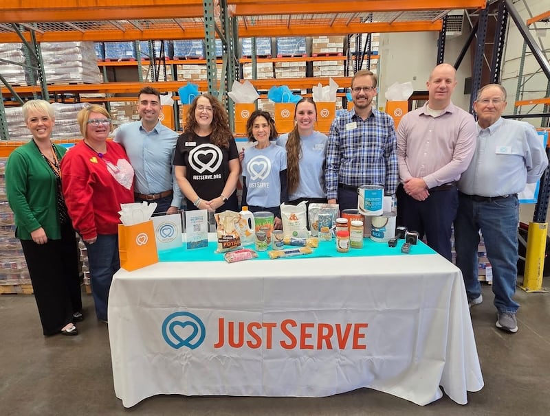 Voluntários do JustServe e do High Plains Food Bank posam para uma foto com doações de alimentos de A Igreja de Jesus Cristo dos Santos dos Últimos Dias de Amarillo, Texas, na quinta-feira, 5 de fevereiro. Um caminhão cheio de alimentos foi entregue ao banco de alimentos como parte de uma doação maior para 250 bancos de alimentos em todo o país em celebração ao 250º aniversário dos Estados Unidos.