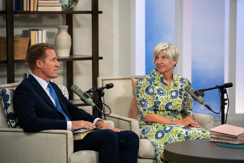 À esquerda, o Presidente Geral de Rapazes Timothy L. Farnes e a Presidente Geral de Moças Emily Belle Freeman falam durante a gravação do podcast Church News lançado segunda-feira, 31 de agosto de 2026.