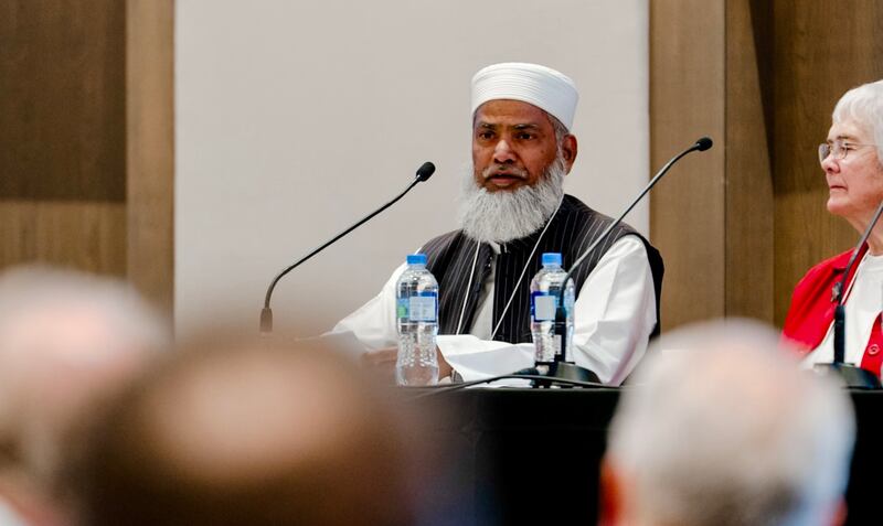Sheikh Mohammad Amir Mufti da Nova Zelândia e Irmã Catherine Jones da Arquidiocese de Wellington participam de uma discussão em painel em Auckland, Nova Zelândia, 21 de fevereiro de 2025.