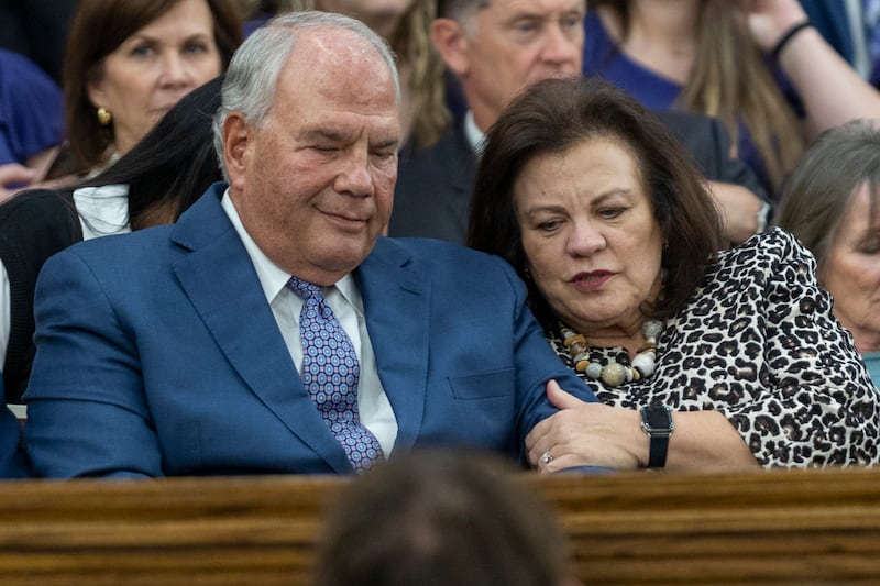 A irmã Melanie Rasband segura o braço de seu marido, Élder Ronald A. Rasband, do Quórum dos Doze Apóstolos, após ele discursar em um devocional no Instituto da Universidade Weber State em Ogden, Utah, no domingo, 23 de outubro de 2022.