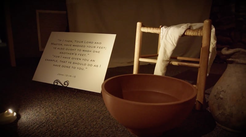 A sala de uma capela em Herriman, Utah, é transformada para ilustrar uma cena da última semana da vida de Jesus Cristo levando à Crucificação, em 9 e 10 de abril de 2025.