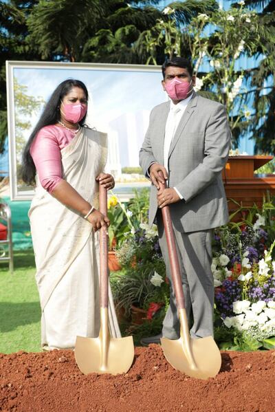 Com pás em mãos, o presidente da Estaca Bangalore Índia, NithyaKumar Sunderraj, e sua esposa, Christina Sunderraj, coordenaram os detalhes para a cerimônia de abertura de terra do Templo de Bangalore na quarta-feira, dia 2 de dezembro de 2020.