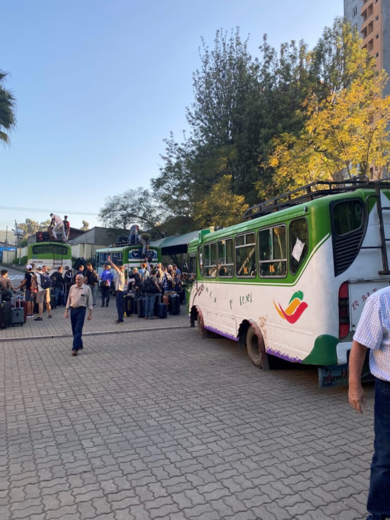 Missionários da Missão Etiópia Adis Abeba se preparam para deixar o país no dia 5 de novembro de 2021.