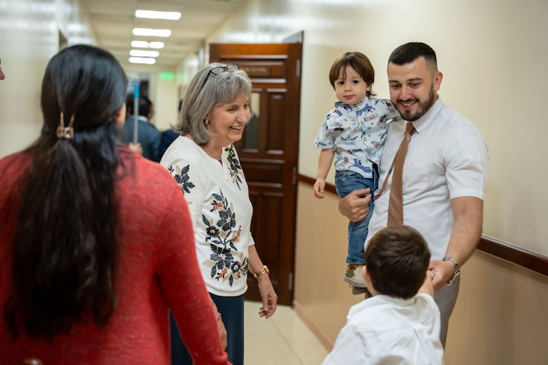 A irmã J. Anette Dennis reúne-se com uma família em San Salvador, El Salvador, em 9 de junho de 2026.