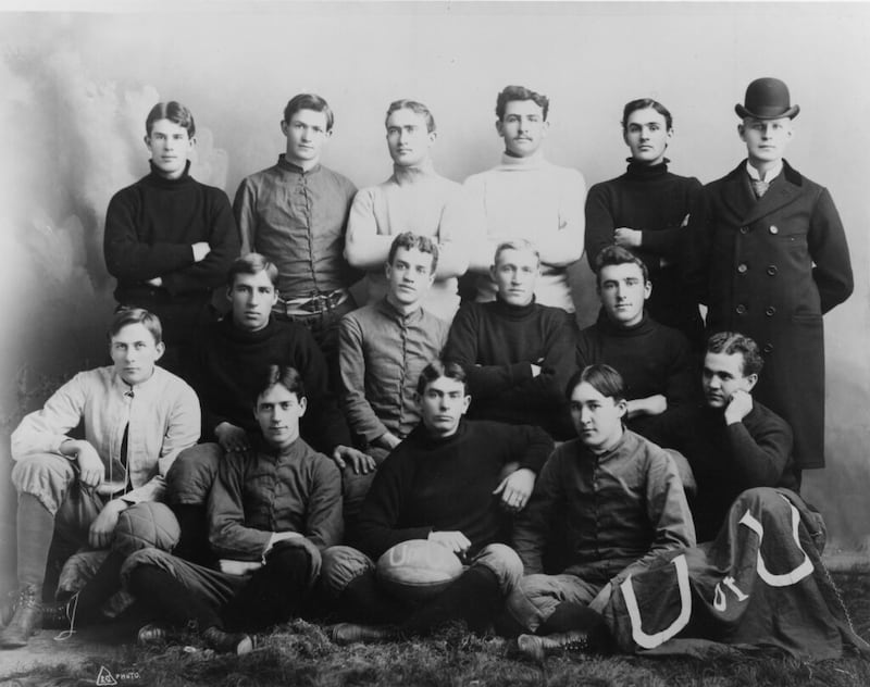 O time de futebol americano da Universidade de Utah com David O. McKay (fileira superior, segundo a partir da esquerda). O Presidente da Igreja David O. McKay foi um jogador do time de futebol americano na década de 1890.