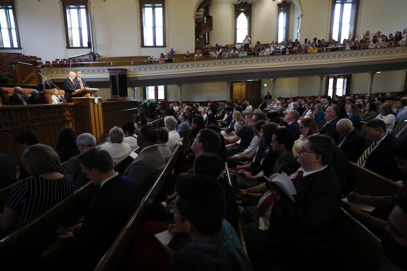 A audiência ouve Presidente Dallin H. Oaks, primeiro conselheiro na Primeira Presidência de A Igreja de Jesus Cristo dos Santos dos Últimos Dias, e Élder Clark G. Gilbert, Setenta Autoridade Geral e Comissário de Educação da Igreja, falarem em um devocional da Ensign College realizado no Assembly Hall na Praça do Templo em Salt Lake City na terça-feira, 17 de maio de 2022.