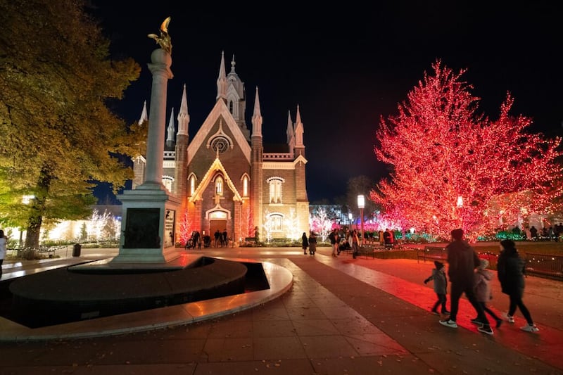 O Assembly Hall na Praça do Templo, no centro de Salt Lake City, durante a época de Natal de 2021.
