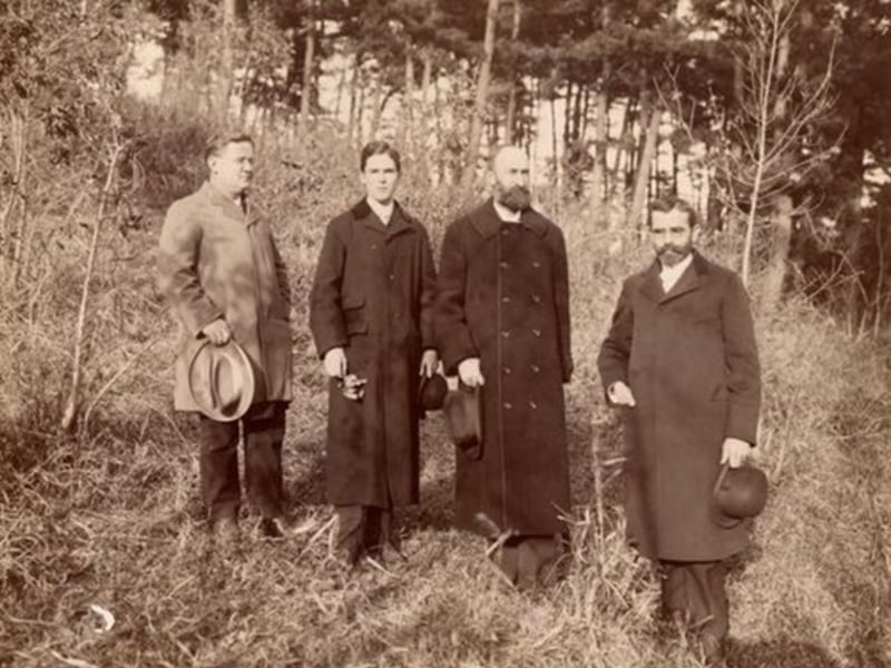 Horace S. Ensign, à esquerda, Alma O. Taylor, Élder Heber J. Grant e Louis A. Kelsch, os primeiros missionários no Japão, são mostrados em Yokohama, Japão, em 1901.