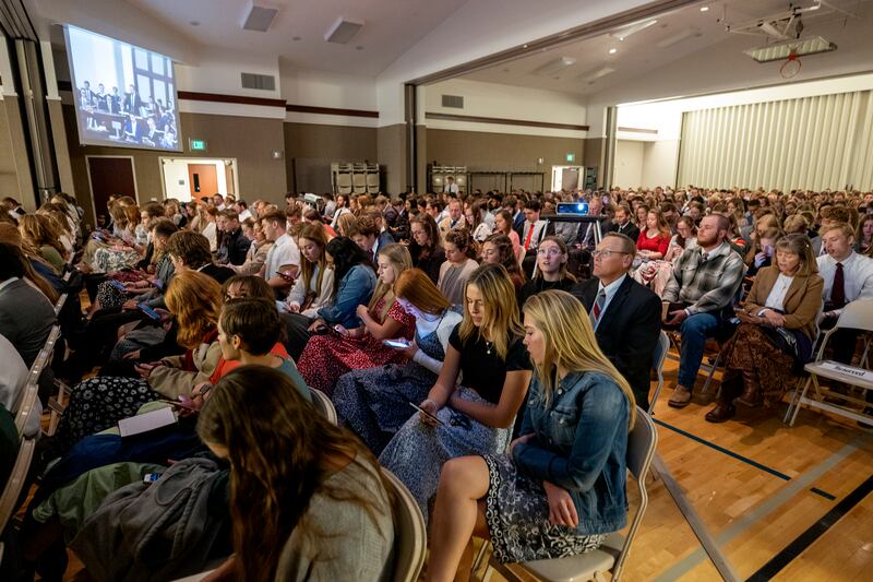 Membros da congregação cantam um dos hinos antes de Élder Jeffrey R. Holland, do Quórum dos Doze Apóstolos, discursar em um devocional na Snow College em Ephraim, Utah, no domingo, 23 de outubro de 2022.