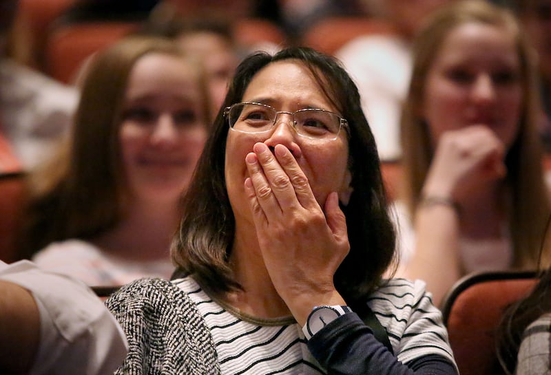 Cheryl Reyes reage ao anúncio de Presidente Russell M. Nelson, de sete novos templos ao redor do mundo, durante a sessão da tarde da 188ª Conferência Geral Anual de A Igreja de Jesus Cristo dos Santos dos Últimos Dias, no Centro de Conferências em Salt Lake City domingo, 1° de abril de 2018.