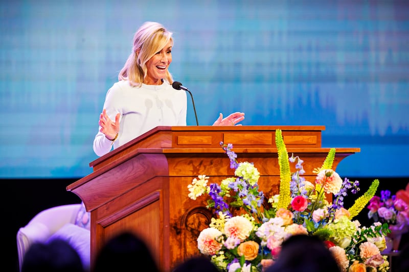 Irmã Tamara W. Runia, primeira conselheira da presidência geral das Moças, discursa no Marriott Center como parte da Conferência das Mulheres da BYU de 2026 em Provo, Utah, na quarta-feira, 29 de abril de 2026.