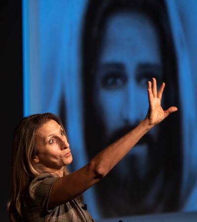 A professora Carrie M. Wrigley fala sobre “Encontrarmos alegria, não importa quais sejam as circunstâncias”, no Pardoe Theater durante a Semana de Educação da BYU em Provo na terça-feira, dia 17 de agosto de 2021.