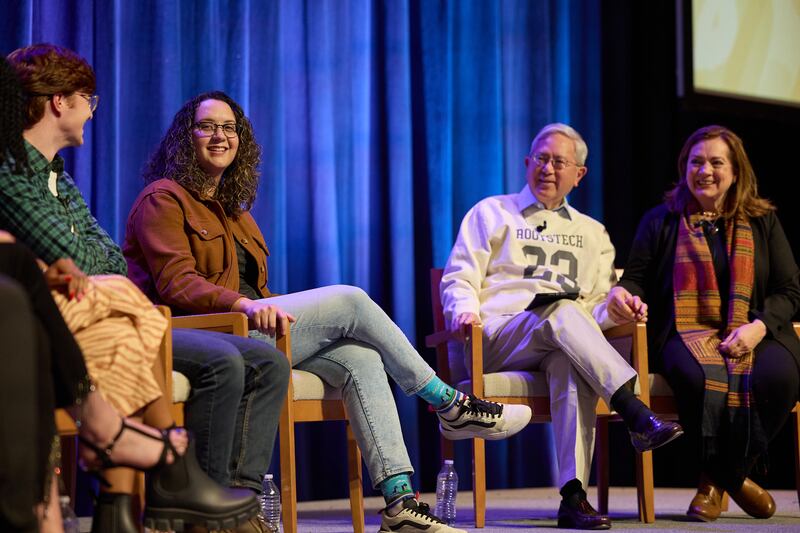 Um painel com cinco jovens adultos participam em uma discussão com Élder Gerrit W. Gong, do Quórum dos Doze Apóstolos, e a irmã Susan Gong na festa pós-evento da RootsTech na sexta-feira, 3 de março de 2023.
