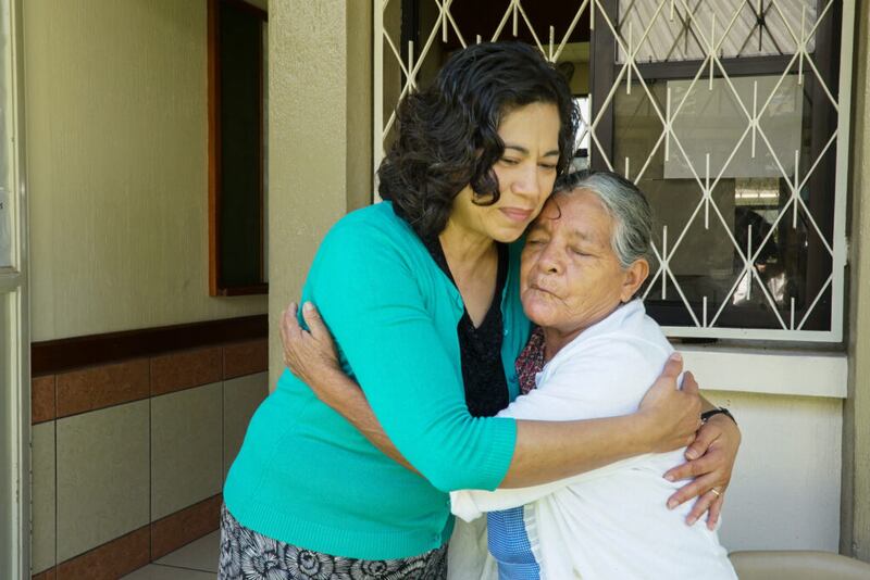 A irmã Reyna I. Aburto, segunda conselheira da presidência geral da Sociedade de Socorro, abraça um membro da Igreja que vive em um abrigo temporário após uma erupção vulcânica na Guatemala, na quarta-feira, dia 29 de agosto de 2018.