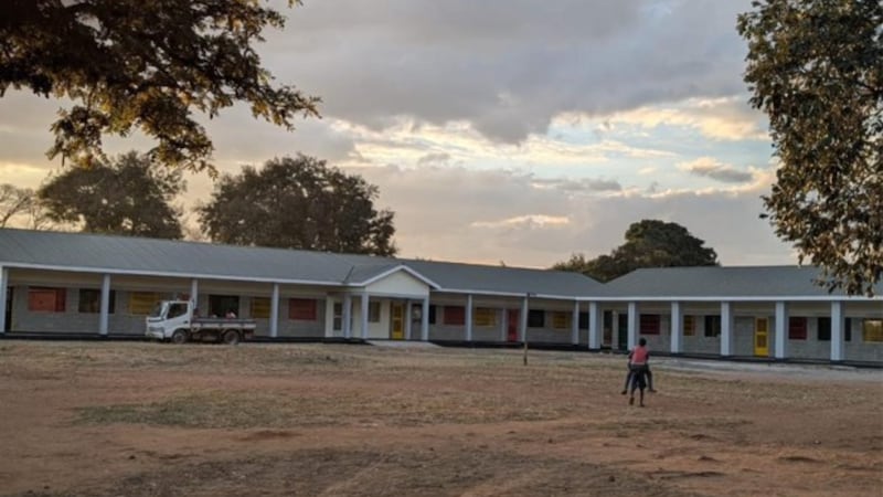Blocos de sala de aula recém-construídos estão retratados na Escola Primária Magwero no Distrito de Lilongwe, Malawi, em 19 de junho de 2026.