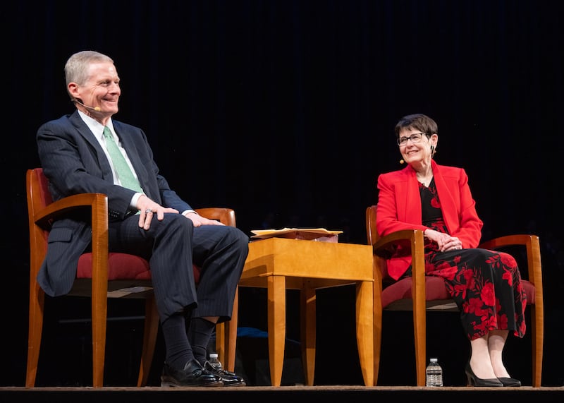 Elder David A. Bednar do Quórum dos Doze Apóstolos e a irmã Susan Bednar compartilham lições que aprenderam de 50 anos de casamento, durante o devocional da BYU–Idaho no domingo, 9 de março de 2025.