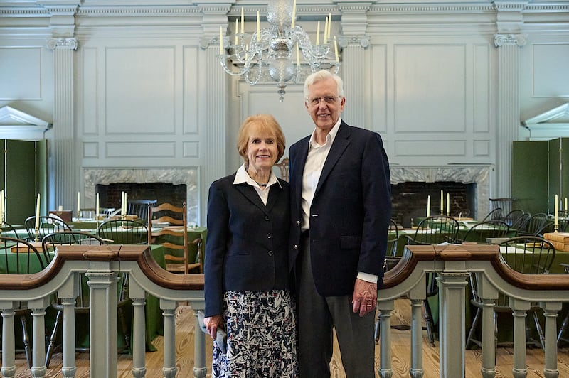 Presidente D. Todd Christofferson, segundo conselheiro da Primeira Presidência, e sua esposa, irmã Kathy Christofferson, visitam locais históricos de Filadélfia, incluindo o Sino da Liberdade e o Independence Hall, na sexta-feira, 12 de junho de 2026.