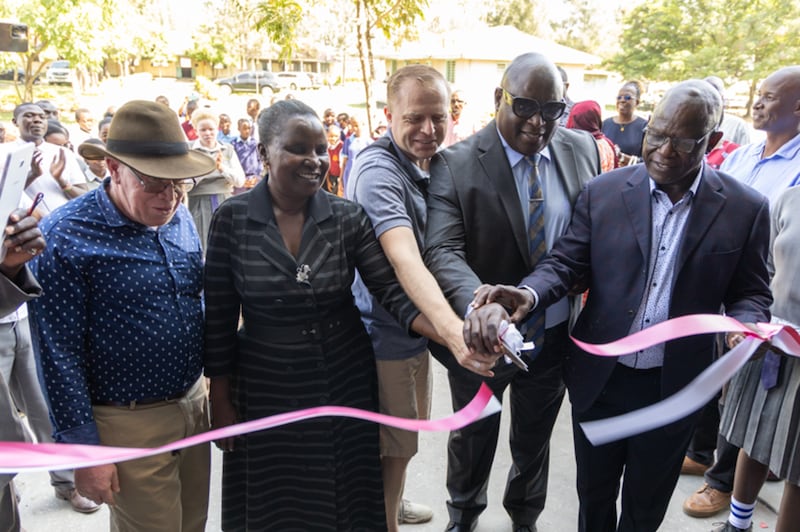 Martin Evans — segundo conselheiro na presidência do Distrito de Kisumu Quênia, ao centro — corta a fita do novo centro de aprendizagem para Kibos Special Secondary School com outros líderes comunitários em Kisumu, Quênia, em 16 de janeiro de 2026.