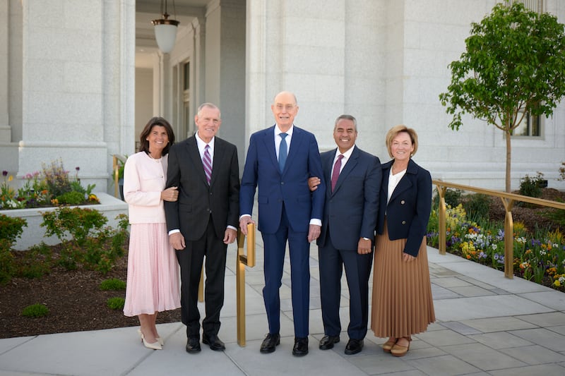 No centro, o Presidente Henry B. Eyring, primeiro conselheiro de Primeira Presidência, está acompanhado à esquerda pelo Élder Steven R. Bangerter, Setenta Autoridade Geral e diretor executivo de Departamento do Templo da Igreja, e sua esposa, a Sister Susann A. Bangerter; e à direita pelo Élder Jorge T. Becerra, Setenta Autoridade Geral e membro de presidência da Área Utah, e sua esposa, a Sister Debbie I. Becerra, no sábado, 2 de maio de 2026, nos terrenos do Templo de Lindon Utah. O Presidente Eyring dedicou o templo no dia seguinte.