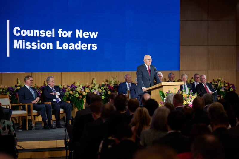 Presidente Dallin H. Oaks, primeiro conselheiro na Primeira Presidência, compartilha conselhos durante o Seminário de 2022 para Novos Líderes de Missão em 25 de junho de 2022, em Provo, Utah. Membros do Quórum dos Doze Apóstolos também participarem do evento anual.