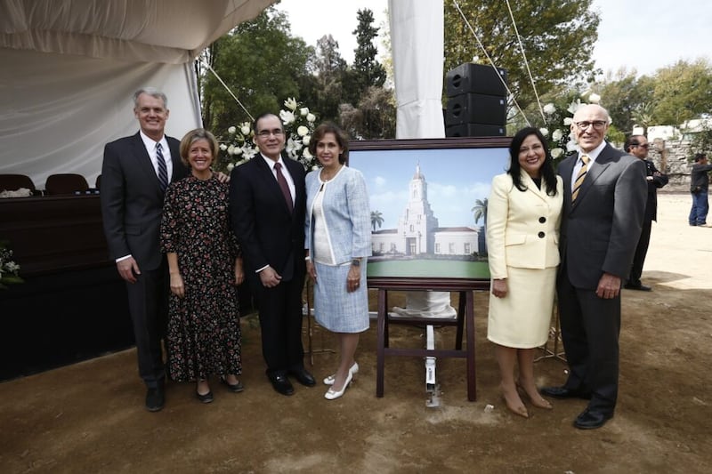 Membros da Presidência da Área México. Da esquerda para a direita: Élder John C. Pingree Jr., segundo conselheiro, e sua esposa, Anne; Élder Rafael E. Pino, primeiro conselheiro, e sua esposa, Patricia; e Élder Arnulfo Valenzuela, presidente da Área México e sua esposa, Silvia. Eles estão ao lado de uma ilustração do Templo de Puebla México no sábado, dia 30 de novembro de 2019.